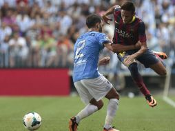 Neymar recibe una falta en el transcurso del partido. EFE /