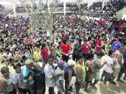 Víctimas de las inundaciones esperan para recibir ayuda humanitaria del Gobierno en un gimnasio en Manila, Filipinas. EFE /