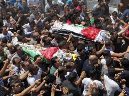 Ciudadanos palestinos cargan con los cuerpos de Yunis Yahyuh y Jihad Aslan durante su funeral en el campo de refugiados de Kalandia. EFE /