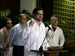El jefe de la delegación de las FARC Luciano Marín Arango, alias Iván Márquez (C), lee la negativa comunicado en Cuba. AP /