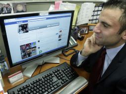 Dos estudiantes crearon un dispositivo llamado ''Pavlov Poke'' que combate la adicción a Facebook. ARCHIVO /