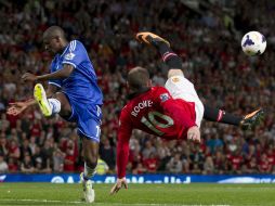 Wayne Rooney durante el partido al intentar hacer un pase de gol. AP /