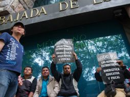 Los integrantes de la coordinadora mantuvieron un plantón de cerca de cuatro horas en las embajadas de EU, España y Francia. NTX /