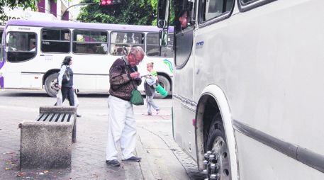 Transportistas generan caos vial en 65 zonas del Centro Histórico, según reconocen las autoridades; no hay sanciones para los choferes. EL INFORMADOR /