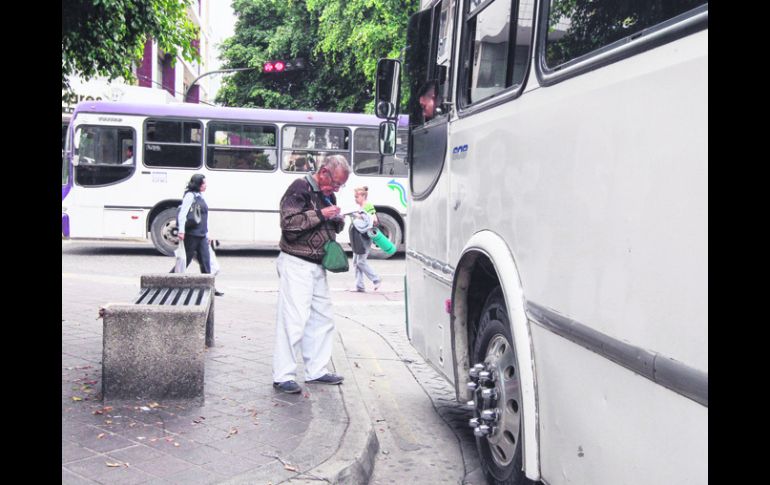 Transportistas generan caos vial en 65 zonas del Centro Histórico, según reconocen las autoridades; no hay sanciones para los choferes. EL INFORMADOR /