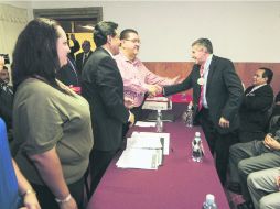 Francisco Ayón López felicita a Jorge Arana Arana. EL INFORMADOR /