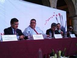 Tonatiuh Bravo (i) considera que se necesita tener una cobertura completa en educación media superior para un Estado de Derecho.  /