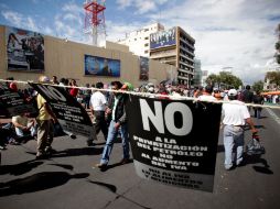 Profesores integrantes de la CNTE se manifestaron afuera de las instalaciones de la empresa Televisa. SUN /