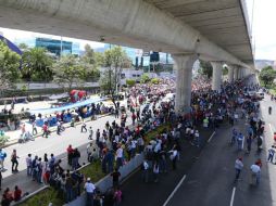 Más de mil 500 profesores de la CNTE se manifestaron a las afueras de dos televisoras en la Ciudad de México. EFE /
