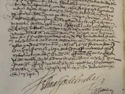 El material también incluye recortes de periódicos, cartas y postales. ARCHIVO /