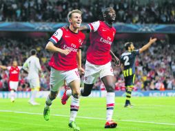 Aaron Ramsey (izq) festeja su gol con Yaya Sanogo. Los ''Gunners'' derrotan con un 5-0 global a los turcos. AP /