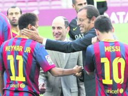 eymar y Lionel Messi apenas han jugado juntos 69 minutos esta temporada. En imagen saludan al presidente culé Sandro Rossel. EFE /