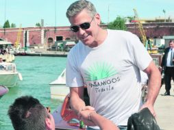 George Clooney revisó detalles antes del estreno de Gravity, el filme que protagoniza e inaugura la Mostra este año. AFP /