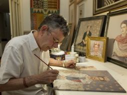 Fausto Velázquez, hará uno de los retratos copiando una foto en la que Frida Kahlo asiste a una manifestación del 1 de mayo. EFE /