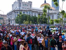 Maestros de la CNTE, durante la megamarcha hacia la Residencia Oficial de Los Pinos. NTX /