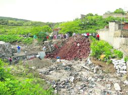 Colonia lomas de la primavera. Protección Civil y Bomberos informaron que llevan 25 casas limpiadas por ingreso de lodo. EL INFORMADOR /
