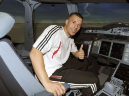 A pesar de salir cojeando de la cancha, Lukas Podolski debe estar feliz por su pase a la Liga de Campeones. ARCHIVO /