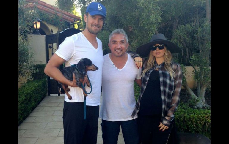 La pareja quiere que su perrita Zoe se adapte al nuevo miembro de su familia. ESPECIAL /