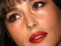 Al parecer, Mónica Belucci ha decidido ''sacar un clavo, con otro''. ARCHIVO /