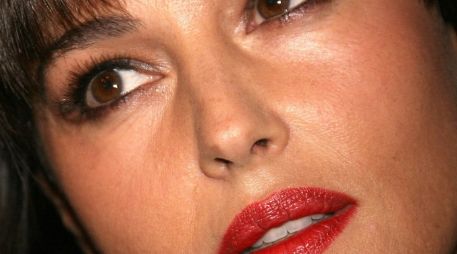 Al parecer, Mónica Belucci ha decidido ''sacar un clavo, con otro''. ARCHIVO /