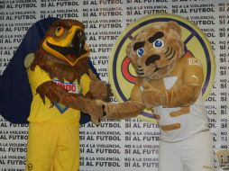 Ambas mascotas estrecharon lazos de amistad, promoviendo la no violencia en el futbol. Tomada de @ClubUniversidad. ESPECIAL /