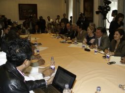 Senadores de la comisión de educación durante la reunión con los dirigentes de la CNTE. NTX /