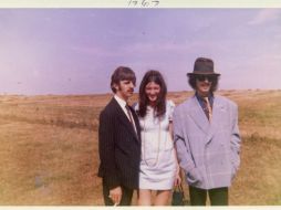 Star y Harrison posando junto a Freda Kelly (C), quien como secretaria de The Beatles tenía uno de los trabajos más envidiados. EFE /