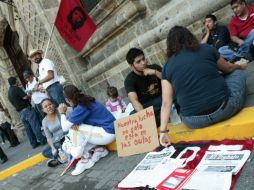 Este día, los profesores marcharon en el Centro tapatío para protestar contra la iniciativa.  /