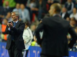 Mourinho (izq) aplaude luego de una decisión del arbitro en el partido. AFP /
