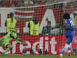 Lukaku, del Chelsea, anunció mucho su disparo y prácticamente lo entregó a las manos del arquero del Bayern, Neuer. AP /