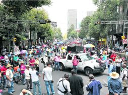 Miembros de la CNTE protestaron afuera de la Segob. Exigen diálogo con legisladores para modificar la propuesta del Ejecutivo. EFE /