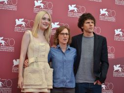 La directora Kelly Reichardt (C), Jesse Eisenberg y Dakota Fanning durante la presentación del filme. AFP /