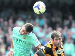Aleksandar Kolarov, del City, pelea un balón por aire con el defensa del Hull City, Danny Graham. EFE /