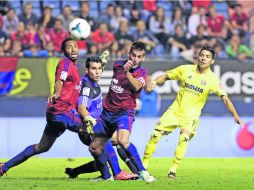 Aquino (derecha) parecía que quería centrar a un compañero, pero su tiro se fue directo a la portería del Osasuna. EFE /