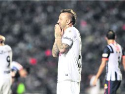 No lo puede creer. Vuoso fue derribado en el área, pero él fue el que salió amonestado. EFE /