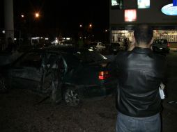 El conductor del vehículo, que quedó destrozado, fue detenido.  /