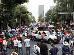 Continúan llegando cientos de maestros a esta zona del Monumento a la Revolución. EFE /