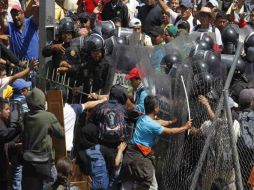 Se registran nuevas agresiones entre encapuchados y policías luego de que la CNTE pidió regresar al Zócalo capitalino. SUN /