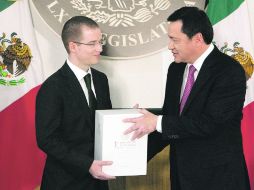 Miguel Ángel Osorio entrega el Primer Informe de Gobierno al presidente de la Mesa Directiva de la Cámara de Diputados, Ricardo Anaya. NTX /