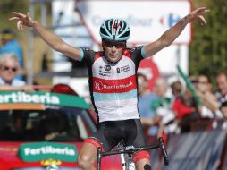 Chris Horner ya viste la camiseta roja de líder. AFP /