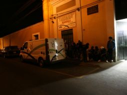 El padre de la víctima se presentó al Servicio Médico Forense para reclamar el cuerpo de su hijo. ARCHIVO /