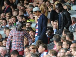 Victor (d) junto a Ilori y Sakho (i) en la tribuna de Anfield. EFE /