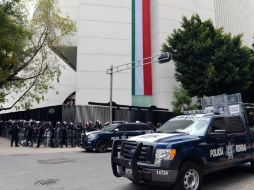 Elementos de la Policía Federal se apostan en las entradas del recinto legislativo. SUN /