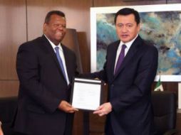 Miguel Ángel Osorio (d) y  Hamdi Bukhari (i) tras la firma del convenio para beneficiar a los refugiados. TOMADA DE @osoriochong  /