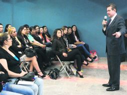 La apuesta. El fiscal general, Luis Carlos Nájera, frente a seleccionadas como agentes para operativos de alcoholimetría. EL INFORMADOR /