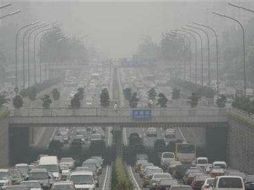 Beijing ya prohíbe la circulación de vehículos privados un día a la semana, según la cifra de terminación de su matrícula. ESPECIAL /