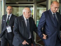 El último dirigente soviético, Mijaíl Gorbachov (C), abandona el Centro Internacional de Conferencias de Ginebra. EFE /