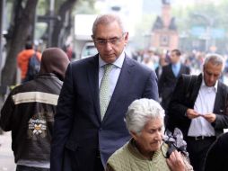 El senador Salvador Vega llega a pie al Senado de la República debido a los bloqueos de la CNTE. NTX /