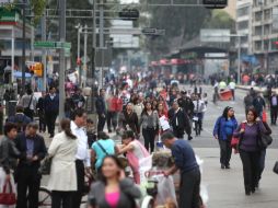 Miles de personas caminan por las calles, debido al bloqueo que maestros disidentes mantienen en la Ciudad de México. EFE /