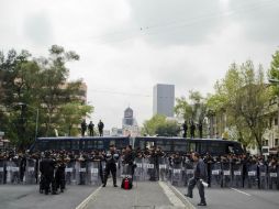 Elementos de la policía capitalina mantiene un cerco en las inmediaciones del Senado ante las movilizaciones de la CNTE. SUN /